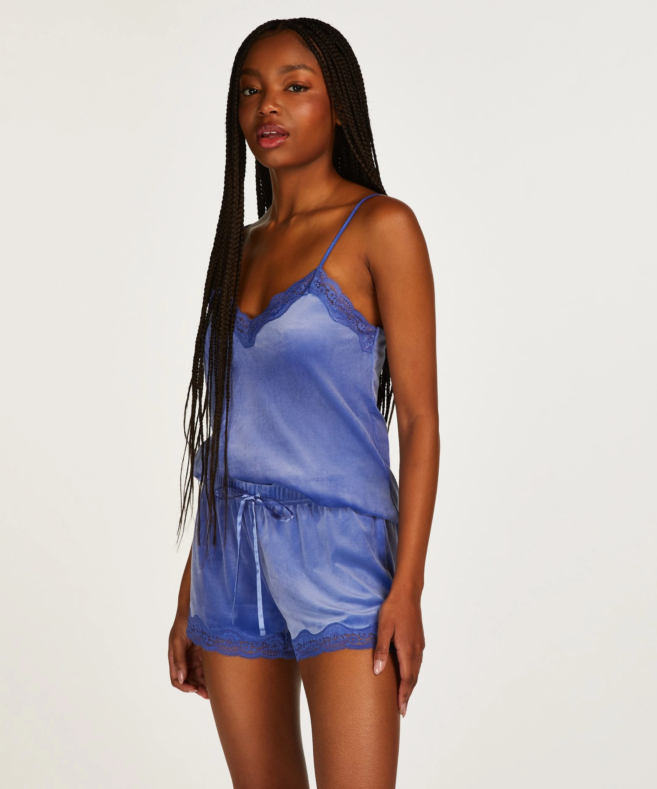 Shorts Aus Velours Mit Spitze 1 Shorts Aus Velours Mit Spitze